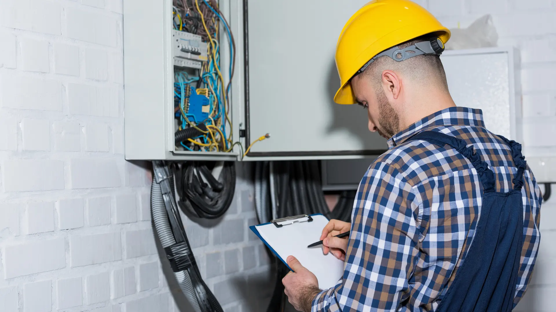 Électricien professionnel en intervention à Paris