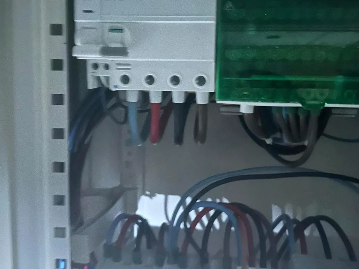 Artisan électricien au travail à Paris